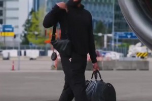 杨瀚森随队乘飞机前往菲尼克斯参加附加赛！